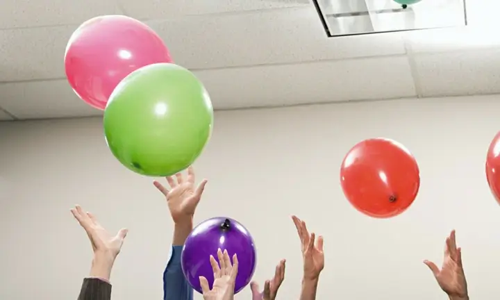 Balloon volleyball 